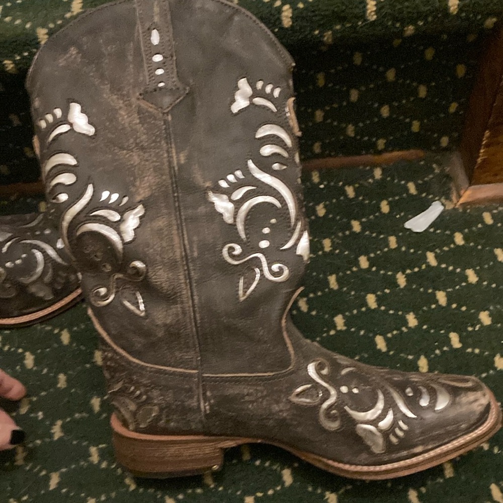 Roper books size 6 worn maybe once.
